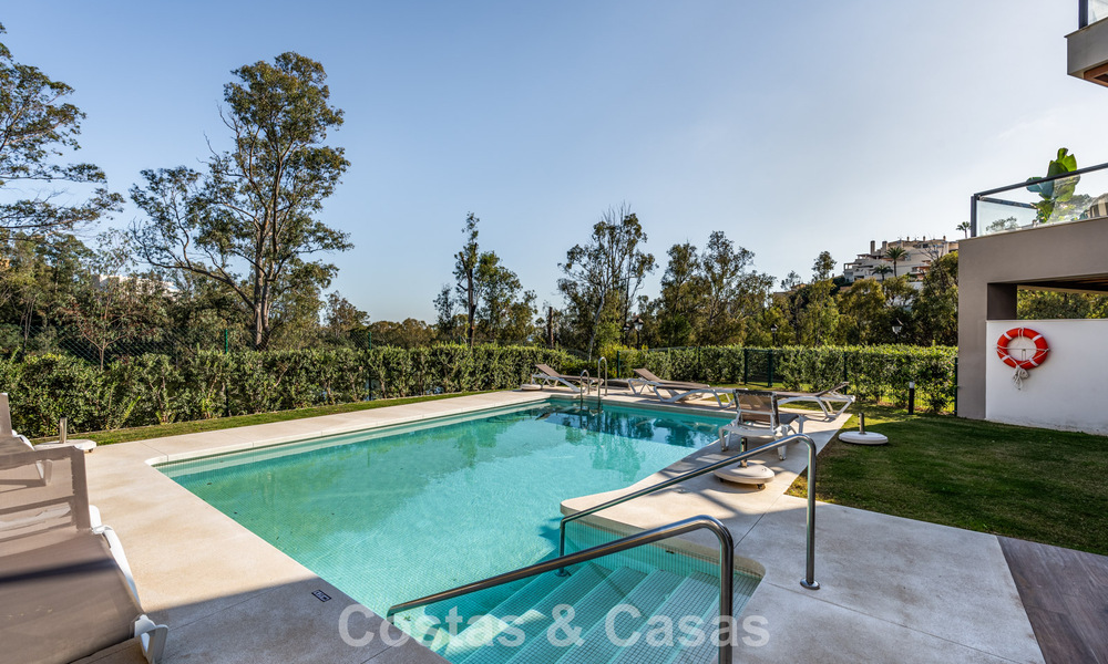 Ático moderno listo para entrar a vivir con vistas panorámicas en venta en Nueva Andalucía, Marbella 781582