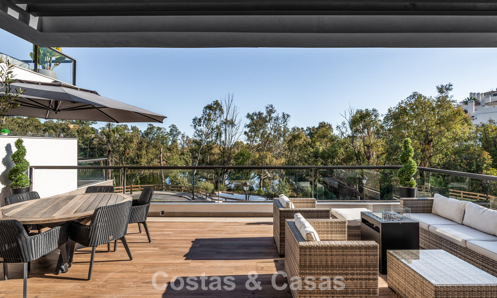 Ático moderno listo para entrar a vivir con vistas panorámicas en venta en Nueva Andalucía, Marbella 781583