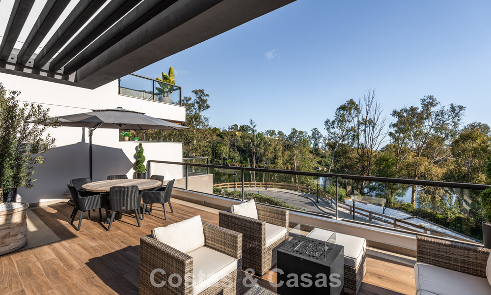 Ático moderno listo para entrar a vivir con vistas panorámicas en venta en Nueva Andalucía, Marbella 781584
