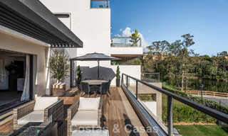 Ático moderno listo para entrar a vivir con vistas panorámicas en venta en Nueva Andalucía, Marbella 781585 