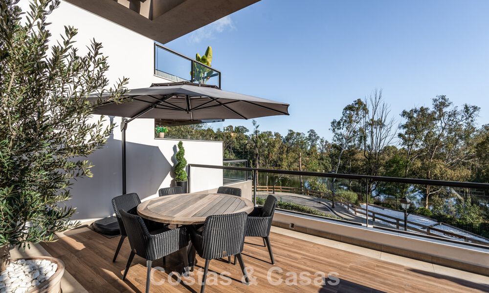 Ático moderno listo para entrar a vivir con vistas panorámicas en venta en Nueva Andalucía, Marbella 781586
