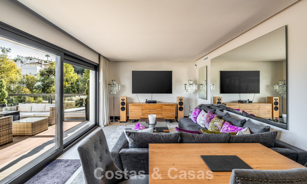 Ático moderno listo para entrar a vivir con vistas panorámicas en venta en Nueva Andalucía, Marbella 781589