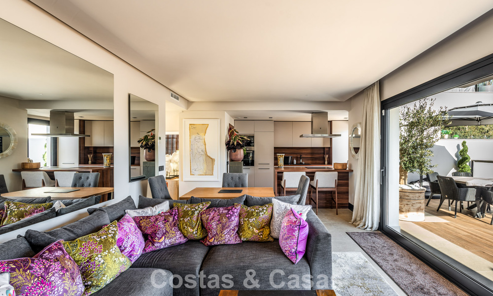 Ático moderno listo para entrar a vivir con vistas panorámicas en venta en Nueva Andalucía, Marbella 781590