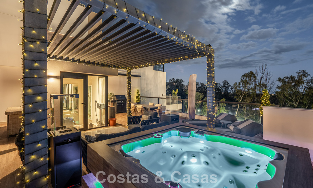 Ático moderno listo para entrar a vivir con vistas panorámicas en venta en Nueva Andalucía, Marbella 781592