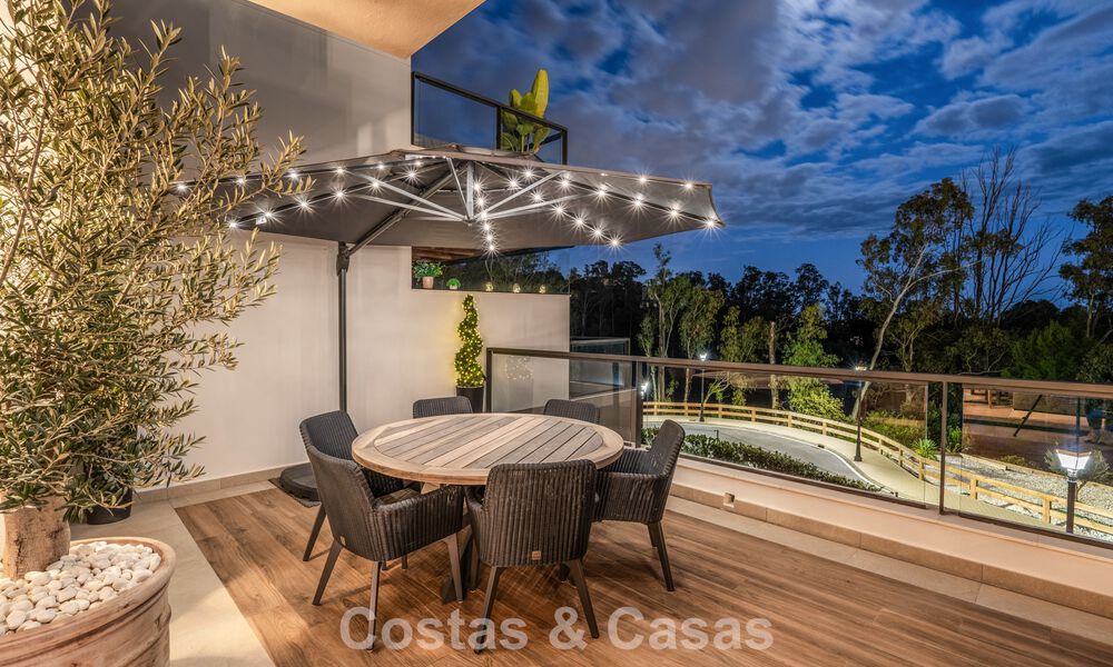 Ático moderno listo para entrar a vivir con vistas panorámicas en venta en Nueva Andalucía, Marbella 781593
