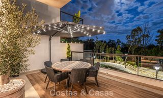 Ático moderno listo para entrar a vivir con vistas panorámicas en venta en Nueva Andalucía, Marbella 781593 