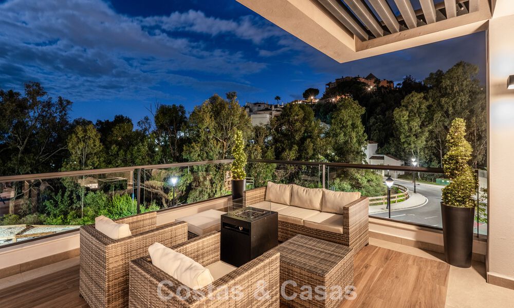 Ático moderno listo para entrar a vivir con vistas panorámicas en venta en Nueva Andalucía, Marbella 781594