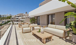 ¡Lanzamiento! Elegantes apartamentos de obra nueva en venta con vistas panorámicas al mar cerca del centro de Estepona 781396 
