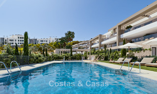 ¡Lanzamiento! Elegantes apartamentos de obra nueva en venta con vistas panorámicas al mar cerca del centro de Estepona 781400 