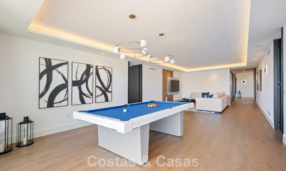 Villa de lujo de vanguardia, lista para entrar a vivir, en venta en el Valle del Golf de Nueva Andalucía, Marbella 781650