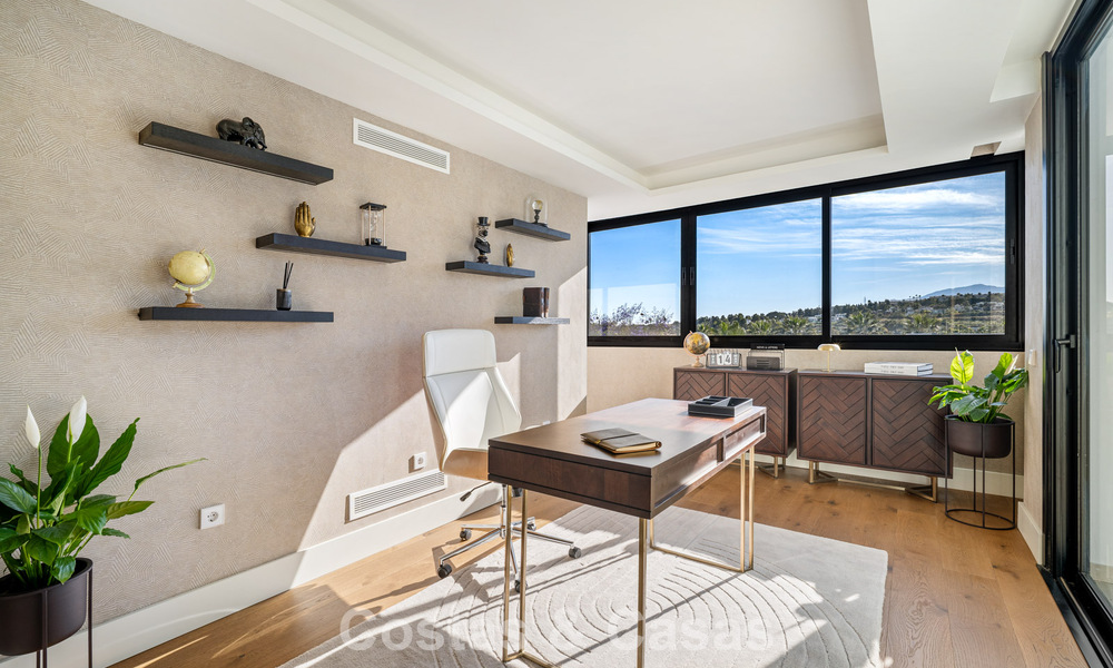 Villa de lujo de vanguardia, lista para entrar a vivir, en venta en el Valle del Golf de Nueva Andalucía, Marbella 781651