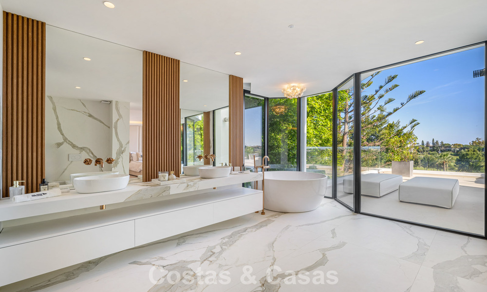 Villa de lujo de vanguardia, lista para entrar a vivir, en venta en el Valle del Golf de Nueva Andalucía, Marbella 781657