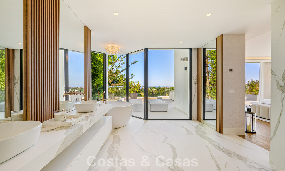 Villa de lujo de vanguardia, lista para entrar a vivir, en venta en el Valle del Golf de Nueva Andalucía, Marbella 781658