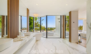 Villa de lujo de vanguardia, lista para entrar a vivir, en venta en el Valle del Golf de Nueva Andalucía, Marbella 781658 