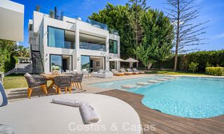 Villa de lujo de vanguardia, lista para entrar a vivir, en venta en el Valle del Golf de Nueva Andalucía, Marbella 781695 
