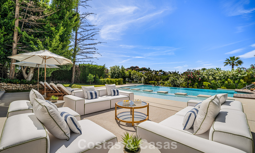 Villa de lujo de vanguardia, lista para entrar a vivir, en venta en el Valle del Golf de Nueva Andalucía, Marbella 781697