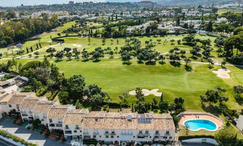 Preciosa casa adosada reformada en venta en primera línea de Aloha Golf en Nueva Andalucía, Marbella 781716