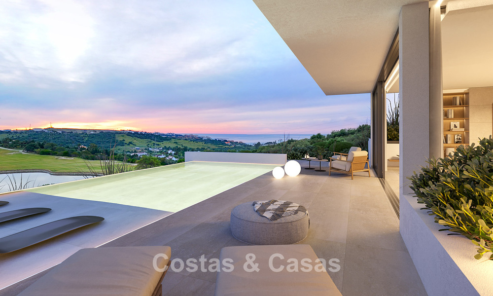 ¡Nuevo en el mercado! Villas de diseño de alta tecnología en venta en un codiciado entorno de golf cerca del centro de Estepona 781764