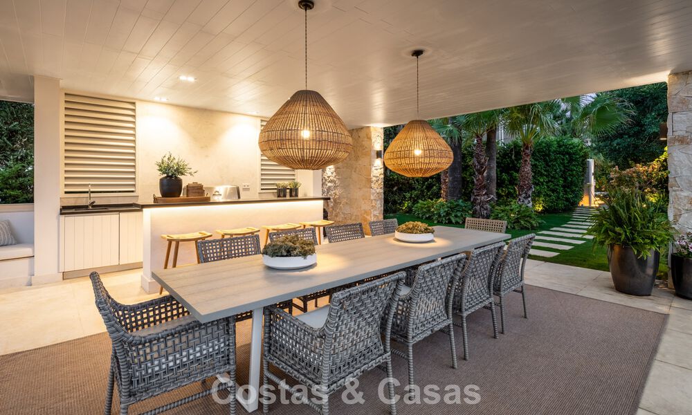 Magnífica villa en primera línea de golf en venta en el corazón de Nueva Andalucía, Marbella 781776