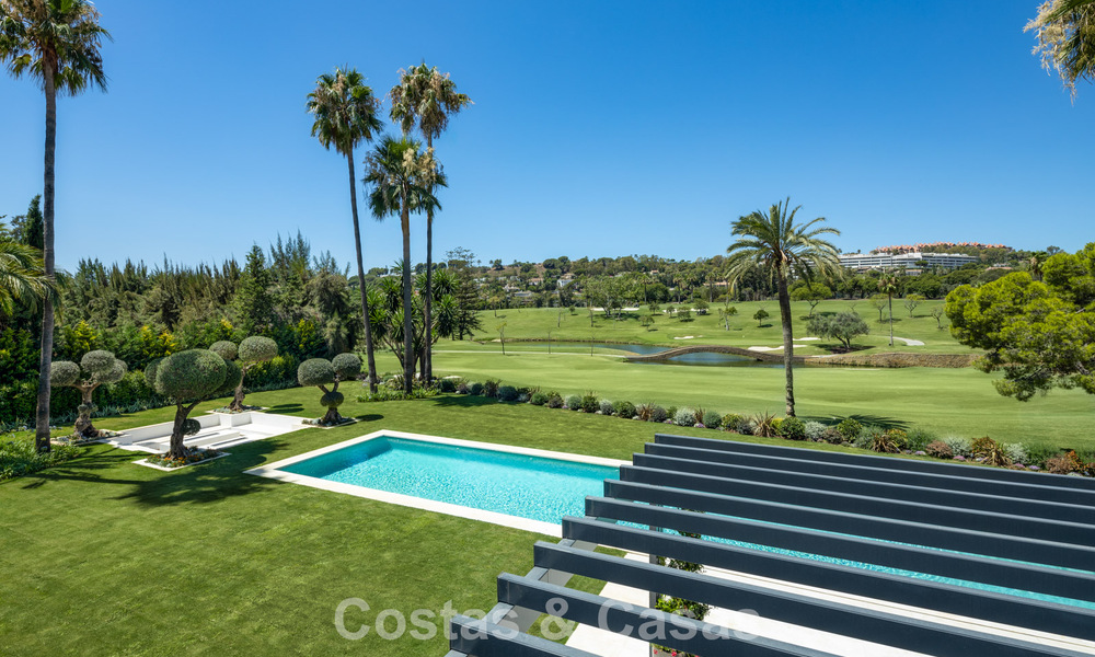 Magnífica villa en primera línea de golf en venta en el corazón de Nueva Andalucía, Marbella 781793