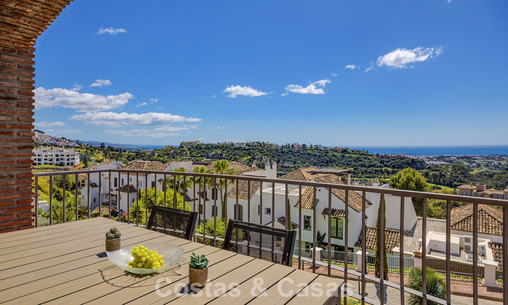 Amplio apartamento de 3 dormitorios listo para entrar a vivir en venta con vistas al golf y al mar en Benahavís, Marbella 781890