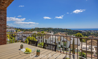 Amplio apartamento de 3 dormitorios listo para entrar a vivir en venta con vistas al golf y al mar en Benahavís, Marbella 781890 