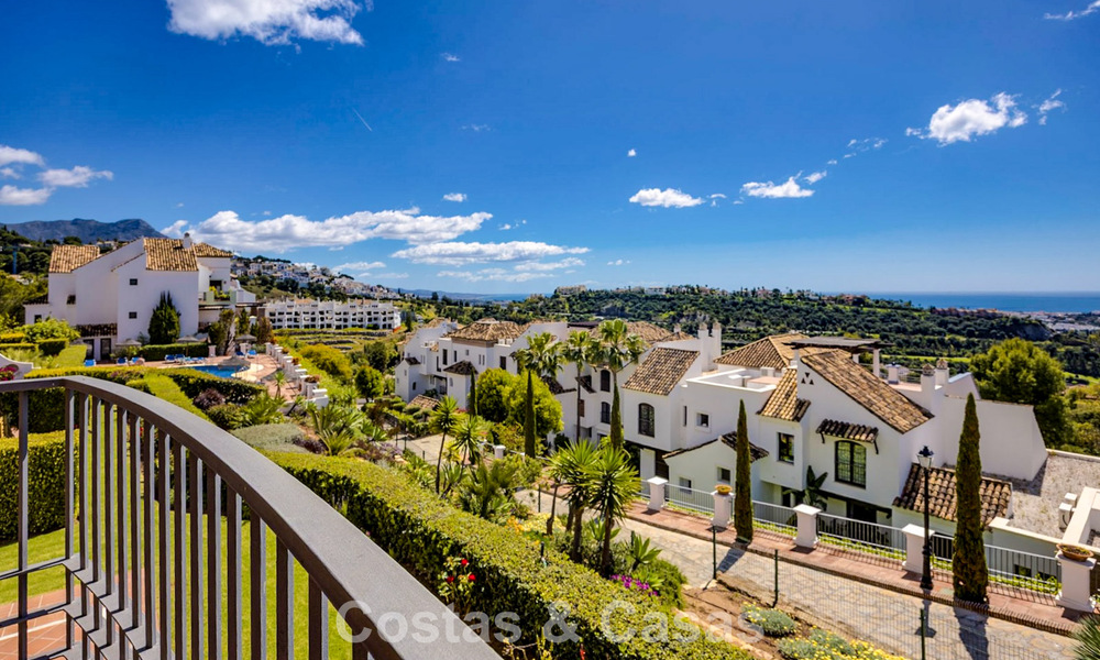 Amplio apartamento de 3 dormitorios listo para entrar a vivir en venta con vistas al golf y al mar en Benahavís, Marbella 781891