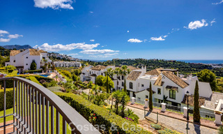 Amplio apartamento de 3 dormitorios listo para entrar a vivir en venta con vistas al golf y al mar en Benahavís, Marbella 781891 