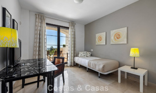 Amplio apartamento de 3 dormitorios listo para entrar a vivir en venta con vistas al golf y al mar en Benahavís, Marbella 781892 