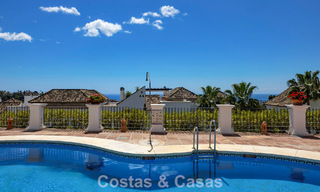 Amplio apartamento de 3 dormitorios listo para entrar a vivir en venta con vistas al golf y al mar en Benahavís, Marbella 781894 