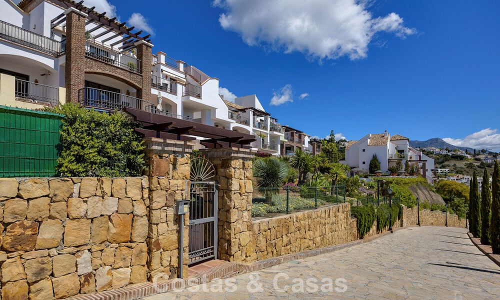 Amplio apartamento de 3 dormitorios listo para entrar a vivir en venta con vistas al golf y al mar en Benahavís, Marbella 781895