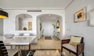 Amplio apartamento de 3 dormitorios listo para entrar a vivir en venta con vistas al golf y al mar en Benahavís, Marbella 781896 