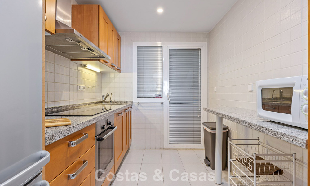 Amplio apartamento de 3 dormitorios listo para entrar a vivir en venta con vistas al golf y al mar en Benahavís, Marbella 781897