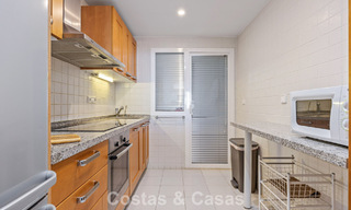 Amplio apartamento de 3 dormitorios listo para entrar a vivir en venta con vistas al golf y al mar en Benahavís, Marbella 781897 