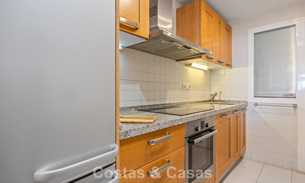Amplio apartamento de 3 dormitorios listo para entrar a vivir en venta con vistas al golf y al mar en Benahavís, Marbella 781898