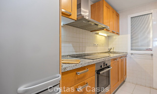 Amplio apartamento de 3 dormitorios listo para entrar a vivir en venta con vistas al golf y al mar en Benahavís, Marbella 781898 