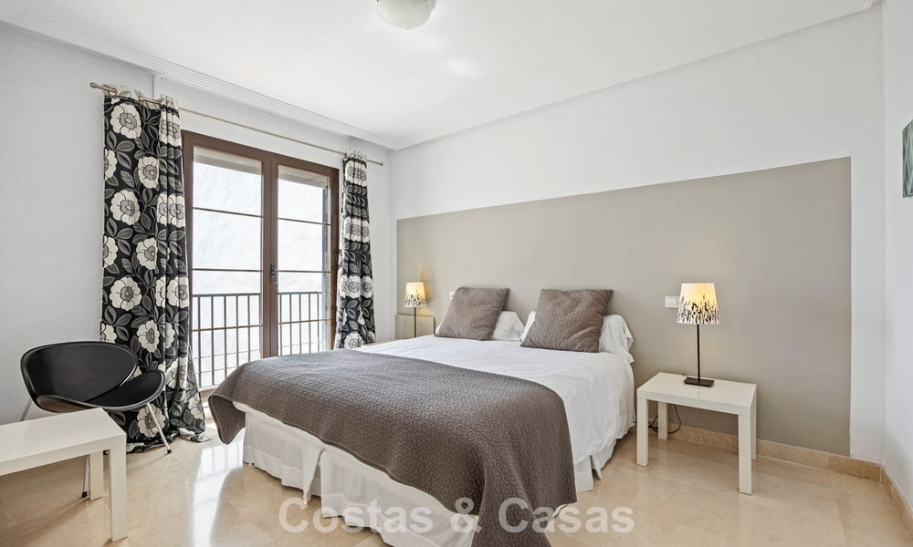 Amplio apartamento de 3 dormitorios listo para entrar a vivir en venta con vistas al golf y al mar en Benahavís, Marbella 781899