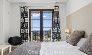 Amplio apartamento de 3 dormitorios listo para entrar a vivir en venta con vistas al golf y al mar en Benahavís, Marbella 781900 