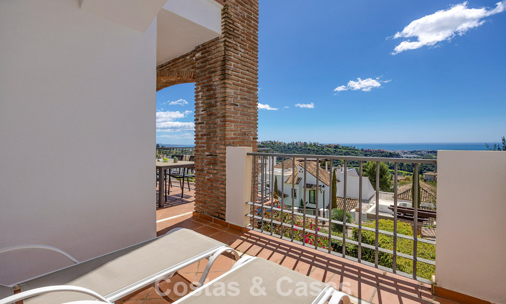 Amplio apartamento de 3 dormitorios listo para entrar a vivir en venta con vistas al golf y al mar en Benahavís, Marbella 781901