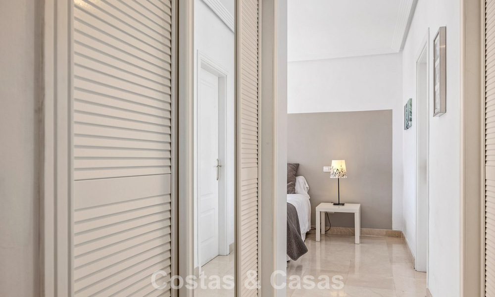 Amplio apartamento de 3 dormitorios listo para entrar a vivir en venta con vistas al golf y al mar en Benahavís, Marbella 781902