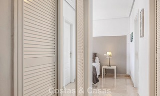 Amplio apartamento de 3 dormitorios listo para entrar a vivir en venta con vistas al golf y al mar en Benahavís, Marbella 781902 