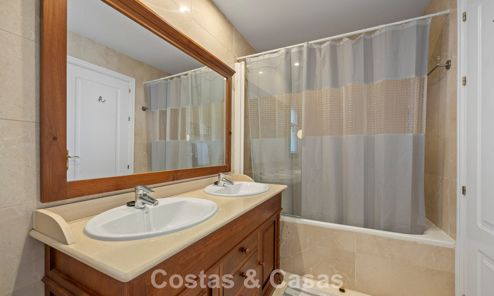 Amplio apartamento de 3 dormitorios listo para entrar a vivir en venta con vistas al golf y al mar en Benahavís, Marbella 781903