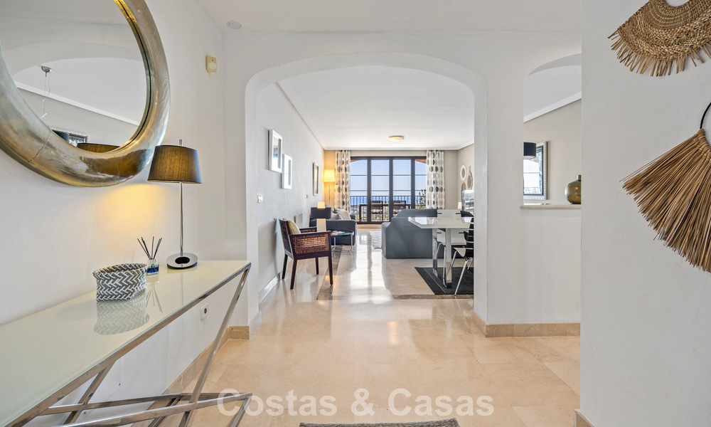 Amplio apartamento de 3 dormitorios listo para entrar a vivir en venta con vistas al golf y al mar en Benahavís, Marbella 781904