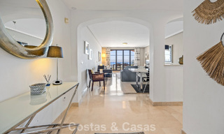 Amplio apartamento de 3 dormitorios listo para entrar a vivir en venta con vistas al golf y al mar en Benahavís, Marbella 781904 