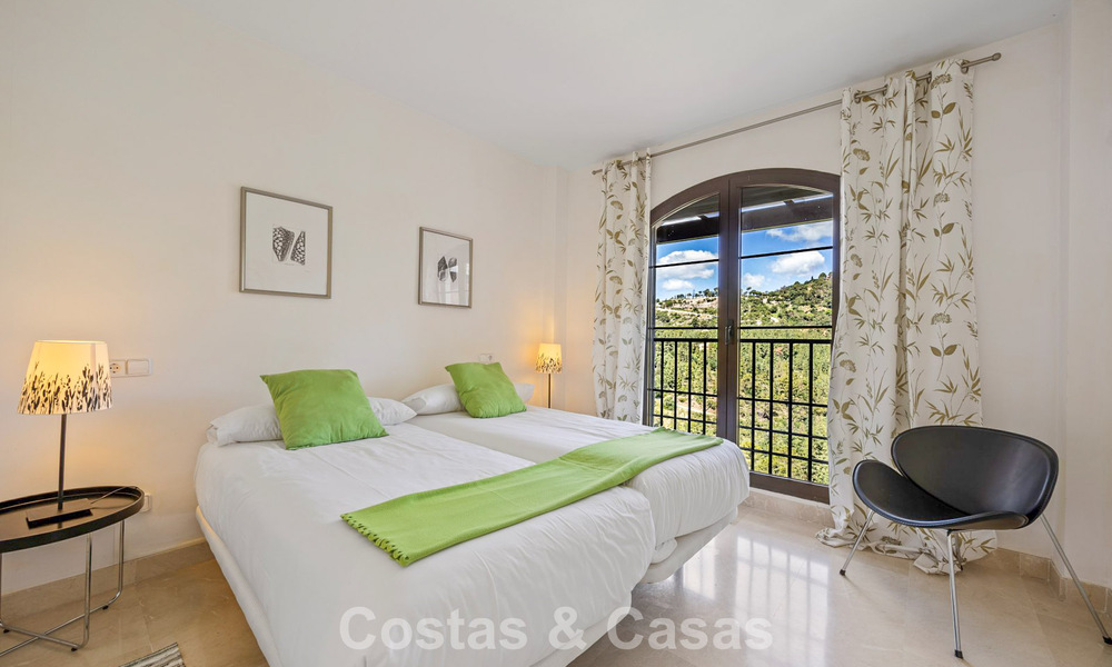 Amplio apartamento de 3 dormitorios listo para entrar a vivir en venta con vistas al golf y al mar en Benahavís, Marbella 781905