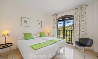 Amplio apartamento de 3 dormitorios listo para entrar a vivir en venta con vistas al golf y al mar en Benahavís, Marbella 781905 