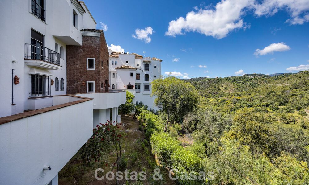 Amplio apartamento de 3 dormitorios listo para entrar a vivir en venta con vistas al golf y al mar en Benahavís, Marbella 781906