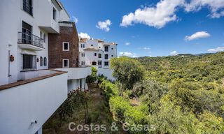 Amplio apartamento de 3 dormitorios listo para entrar a vivir en venta con vistas al golf y al mar en Benahavís, Marbella 781906 