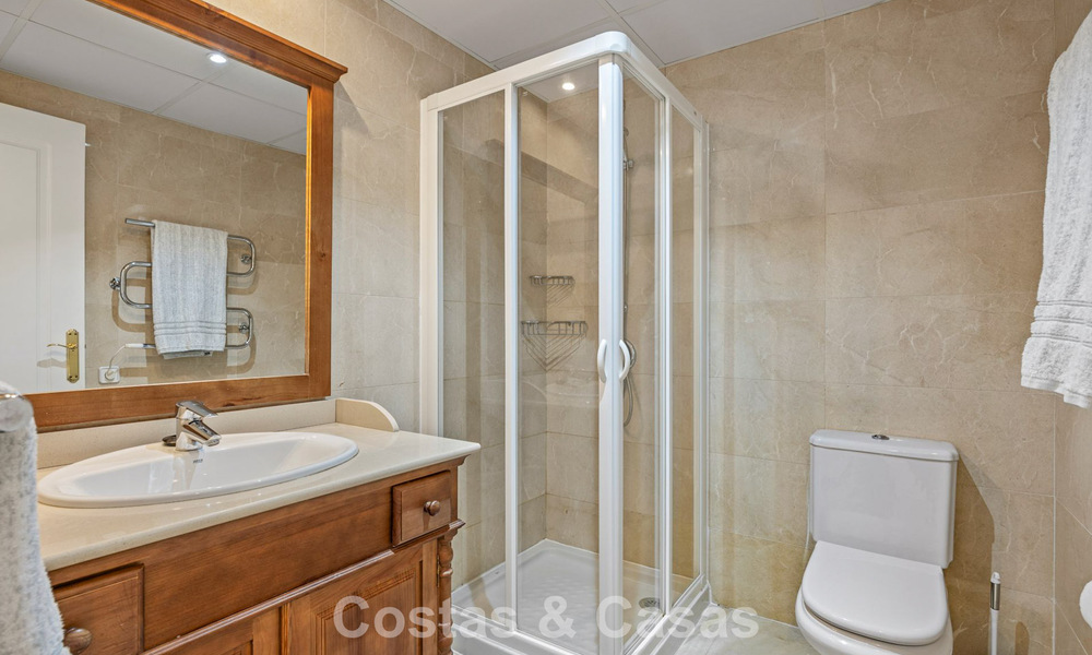 Amplio apartamento de 3 dormitorios listo para entrar a vivir en venta con vistas al golf y al mar en Benahavís, Marbella 781907