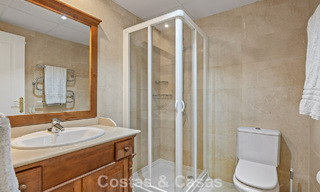Amplio apartamento de 3 dormitorios listo para entrar a vivir en venta con vistas al golf y al mar en Benahavís, Marbella 781907 